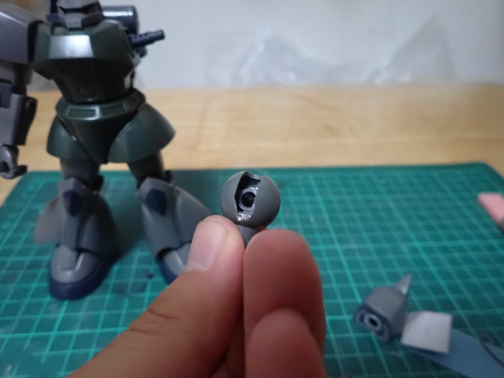 腕のパーツ、こちらも削り込みして広げています。