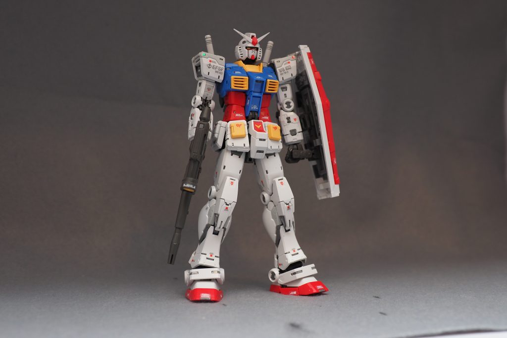 こちらはつや消し前の素組み+デカールを貼ったのみの状態です。デカールは説明書通りに貼ってもかなり余るくらいたくさんありましたが、もともとかなり情報量が多いので少し減らし気味です。特に肩パーツの金属シールが良い仕事をしています。