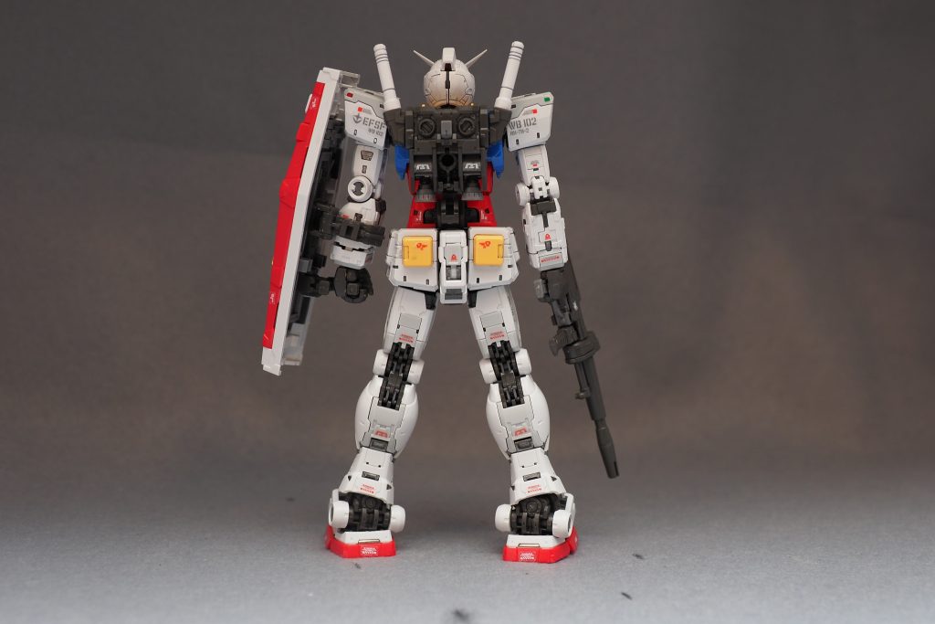 写真だと目立ちませんが外装パーツから露出するフレーム部分についてはガンダムマーカーメッキシルバーで部分塗装しています。