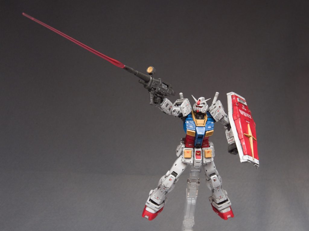 アクションベースを使ってポージング。ビームサーベルがちょうどビームライフルに刺さるので発射シーンが再現できます。