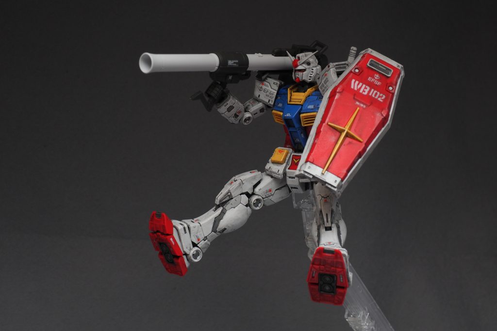 ランドセルのビームサーベルの柄の部分は後ろに下がるように大きく稼働するのでバズーカを肩に背負うポーズも自然に再現できます。ウェザリングは軽く慣らす程度でいつもよりしっかり拭き取りました。