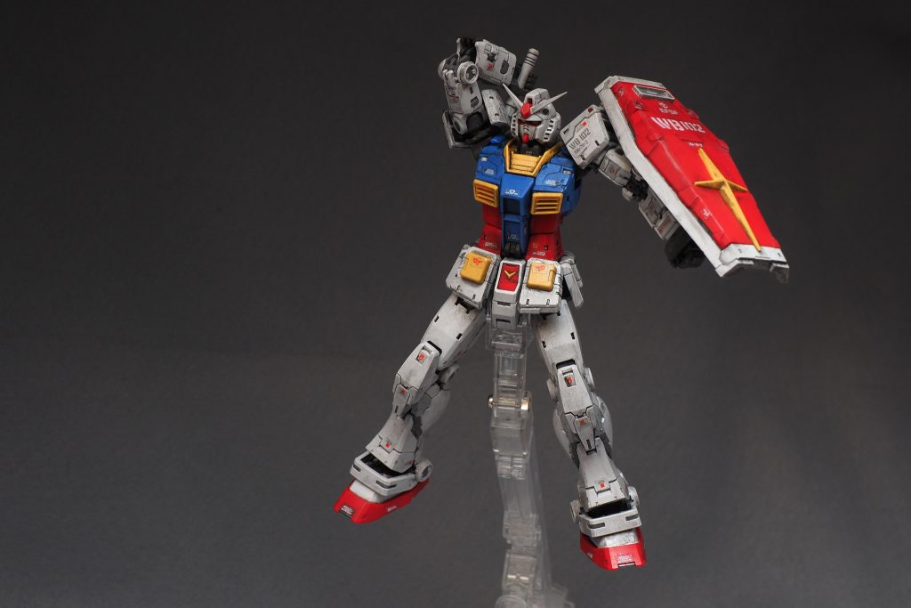 感動するのが肩と肘の可動域。ビームサーベル抜刀のポーズがこんなに楽に決まるとは…