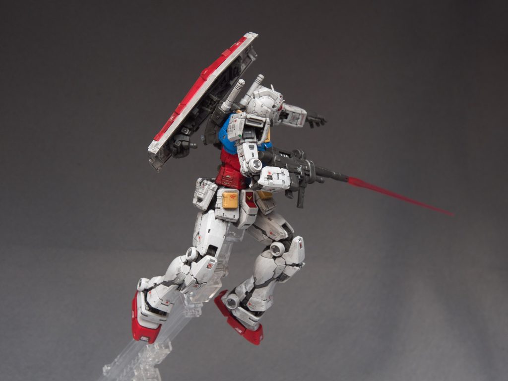 ガンダムといえばのポーズ。よく見るとシールドの持ち手が付けっぱなしのズボラショットです。