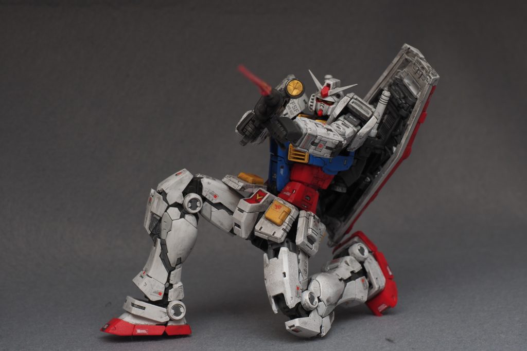 スカート部分が他の部位に比べればやや外れやすいものの、ポロリが問題となるほどではなく膝立ちも楽々です。足先も3分割で稼働し、設置の自由度がMGレベルで高いです。