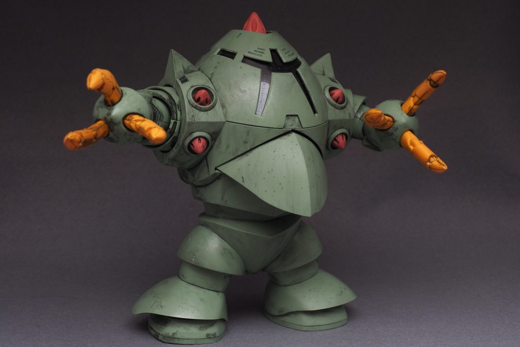 可動はわずか。これは設計云々ではなく機体の構造の問題です。ポーズのバリエーションが少ないw