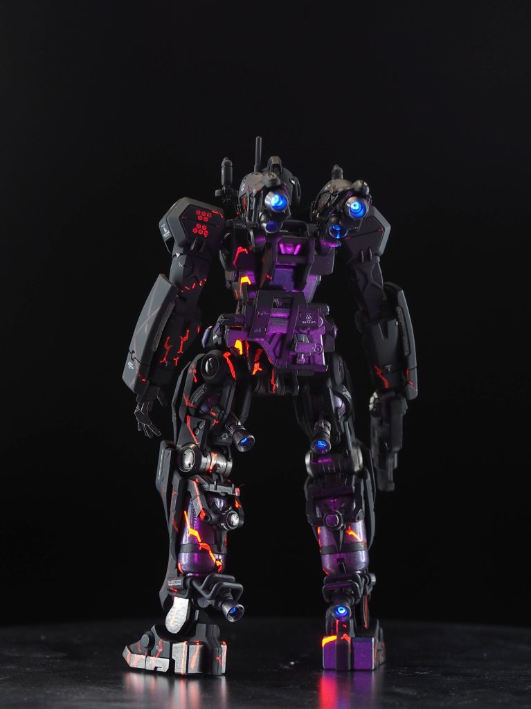 バックショットはこんな感じ。スラスターノズルの中も光るよう蛍光ブルーを塗りました。