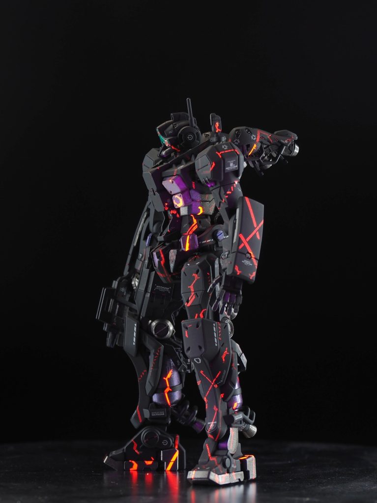 そして今回の自画自賛ポイントは、ネオンデカールのランダム貼りです。セオリーとは違った面構成にとらわれない配置で、絡みつかせるように貼りまくりました。特に左腕や左脛の交差させたところがお気に入りです。