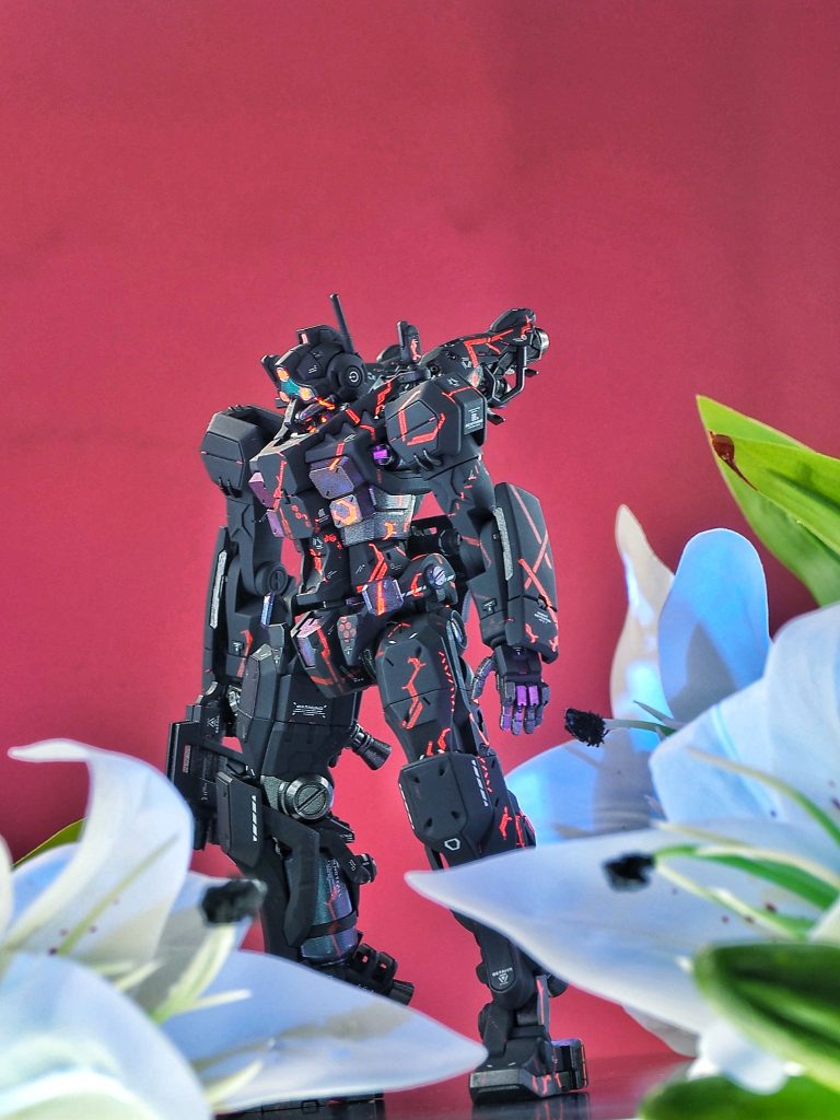 デカールはMYK DESIGNさんのアシタのデカールを使用。(いつもお世話になっております🙇♀️)まず初めに白のデカールを貼り、一度クリアコートした後に、クリア&ネオンファイアレッドのデカールを貼りました。(ライトを当てない状態でもうっすら形が見えてるのは私がツヤ処理をミスった為で、本来はライトを当てなければ全く無色透明になる面白いデカールです👍️)