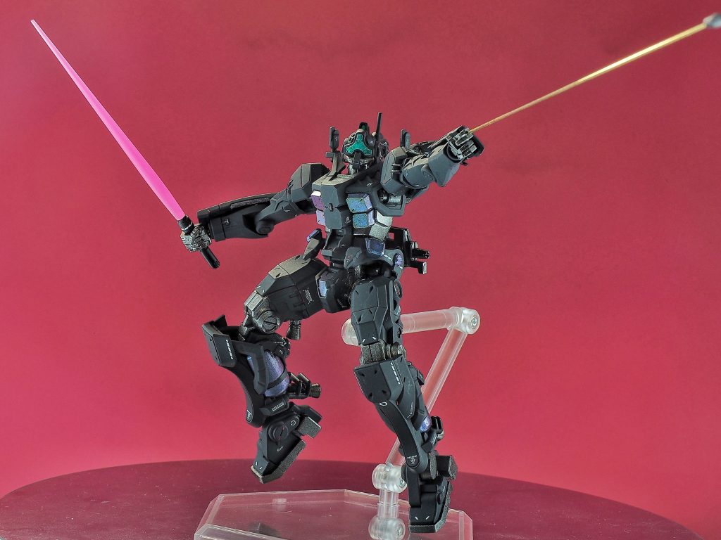 塗装は、フレームはアクリジョンの赤鉄色、外装はジャーマングレー+ネービーブルーを吹きました。胸部や腰部、それと脚部のタンクはグリーンスタッフワールドのカメレオンカラー:マーシャングリーンで変化をつけています。