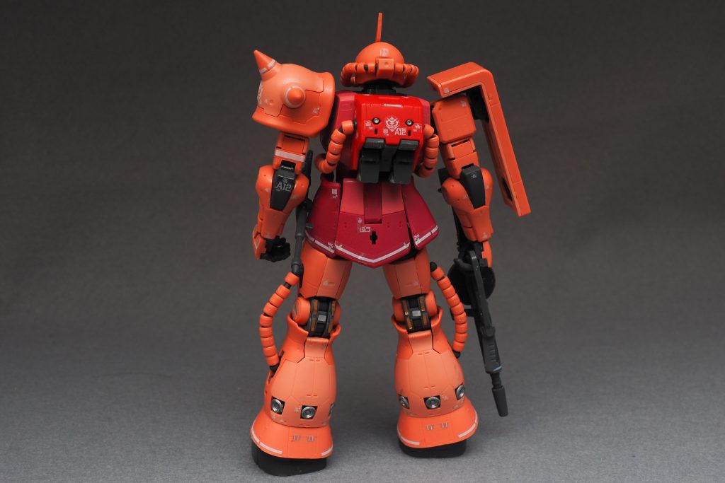 写真を撮り終えてからバックパックのバーニアが裏表逆に付いているのに気づいて修正しました。脚部のバーニアなど一部は部分塗装しています。