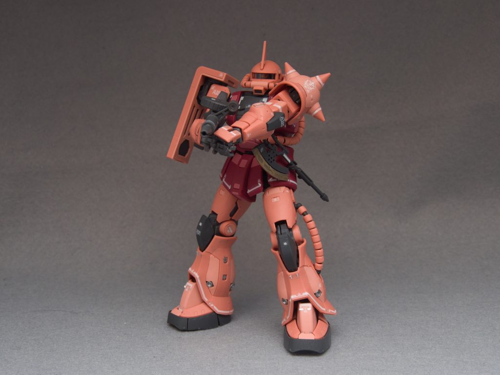 RGとはいえ古いキットになるシャアザクですが、ポロリが気になるところ以外は古さを感じないですね。