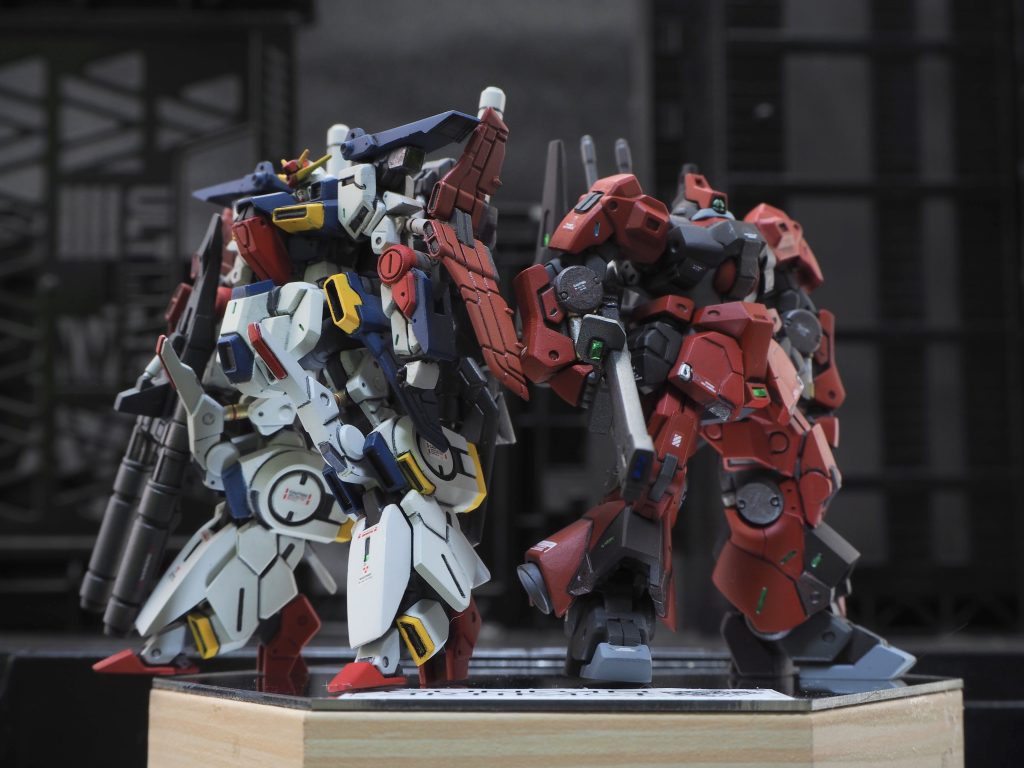 ・頭頂部開口・シャア専用ということでバーニアは市販パーツに差し替え・各所にラピーテープ・ヒケがひどいとこは瞬間接着剤などで補修してます・合わせ目消し後ハメ加工・各所削り込みと面出し・社外水転写デカール・エアブラシ塗装と細部は筆塗り、スムースクリア仕上げ