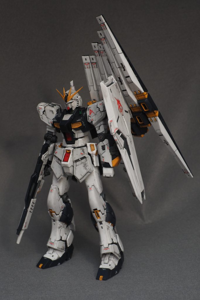 相変わらずのディティール。フィンファンネルを装着すると自立させるのに苦労します。