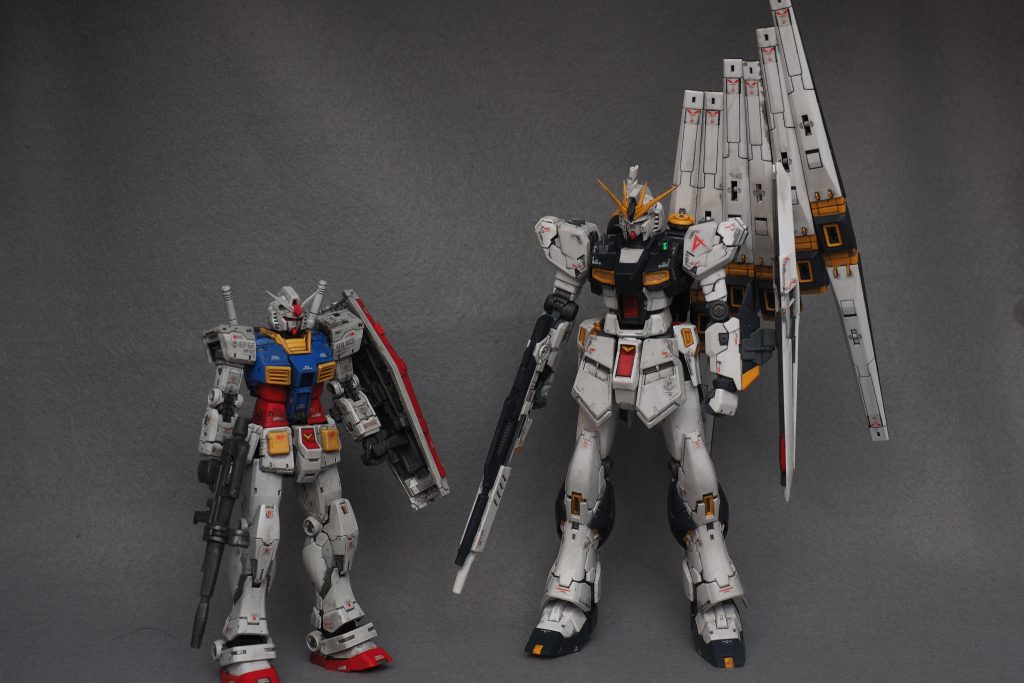 初代ガンダムと比較。親子くらいのサイズ感の違いがあり、1/144ながらかなりボリューム感のある機体です。