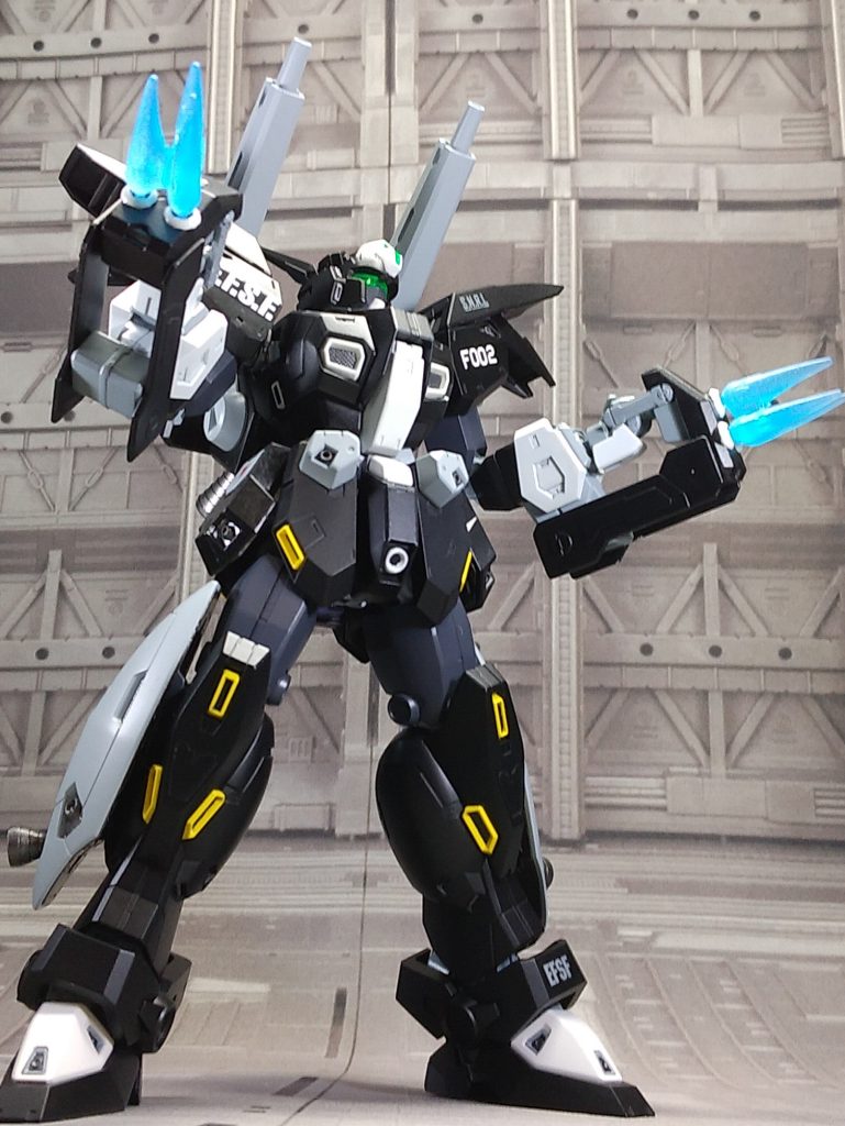 使用したミッションパックはQタイプを中心にバックパックをBタイプに変更、腕にFタイプを装備させてガレムソンのGキャノンに近い装備構成にしています。