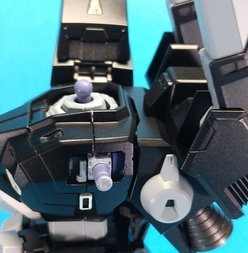 F80の背中(襟から肩)の形がF90と違うためBタイプのバックパックを取り付けるのに干渉部分を削る加工が必要でした。