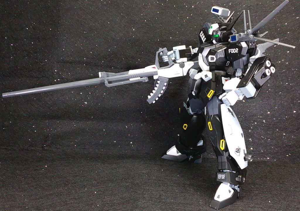 F80なら「もう少し上手く使えた」とガレムソンに言われたLタイプ。下半身のQタイプと左腕のFタイプはそのまま、バックパックと左肩をLタイプのセンサーに換装、右腕は非装備状態にしてロングライフルを持たせています。手首周りがF90に比べ太くなっているので持たせるのに苦労しました(^-^;