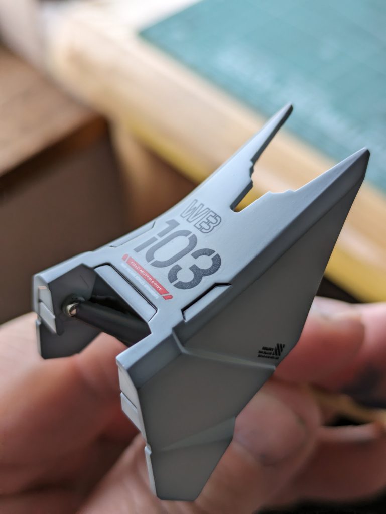 デカールの段差をなくすために中研ぎしてますデカールの量も半端ないので時間がとけるとける