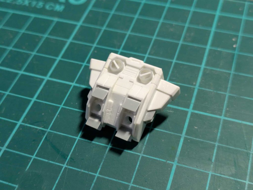 バックパックの塗装前の様子。白のプラバンはセリアの0.5mmと1mm。マルイチモールドはプラバンとWAVEのプラパイプ。