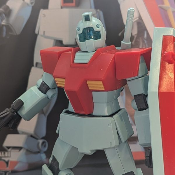 ひょんなきっかけでジム（GM）を作りたい衝動にかられ、制作を決意。さっそく、積んでいたジム（GM）の仮組みをしました。自分が子ども時代に見たジム、まさにそのものが立体として降臨しました。プロポーション、成型色（弱緑）、弱々しい単調なお顔などなど…これこそが「ジム（GM）」です。しかしながら、野暮ったさも否めません。そこでできる限りの工作で弱カッコいいジムの制作を目指します。①プロポーション改修数多の作例を参考に股間の軸を下に下げて足を長く見せます。キットのボールジョイントを一旦切り離し、2mm程度下になるようにします。軸はランナーを利用。②後ハメ加工（人生初）人生初の後ハメ加工です。失敗したら…という恐怖がこれまでやらなかった主な理由です💦幸いジムの胸部後ハメは有名らしく、数多の参考になる作例で何とかできました。ダボを切り欠くのはめちゃ怖かったです（笑）😨頭部はカメラ部を後ハメできるように加工し、耳？は既存モールドを削り、K社の丸モールドを接着します（右）  ③各種ディティールアップスジ彫りやプラ材貼りとおなじみのディティールアップを施します。スジ彫り、久しぶりにやったらウデがなまってました🤣。楽しいけどやはりスジ彫りは難しい…😫脚部では、足首のモールドがイマイチに感じたので全て削り落とし、プラ棒などでそれらしく作り直しました。ある程度の工作は終わったので、あとは塗装を進めたいと思います✨️     （1枚目）