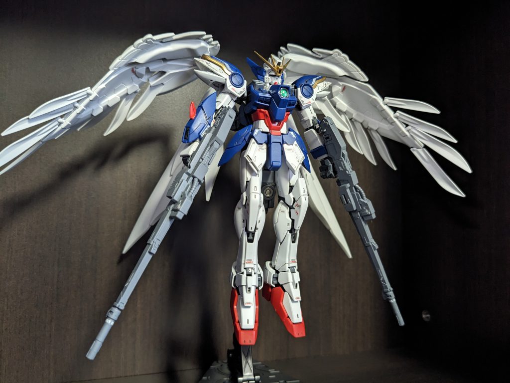 華奢な感じに見えますが、まさに天使!20年くらい前に息子と作った思い出がありますが、そのときは違うグレードだったかな?もしかしてMG?(親戚の家の近くの模型屋のおっちゃんからダダみたいにしてもらったから忘れちゃった)だったのかな?羽がポロポロ落ちてきたので嫁さん達からも邪魔と言われ捨てちゃいました。場所取るし(苦笑…取っておいてもよかったかも。