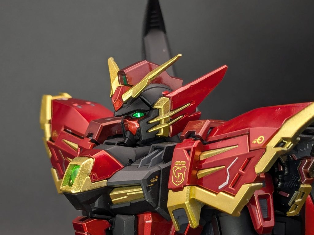 キャンディレッドをベースとして、ゴールドのフチどりで全体を塗装しました。赤は部分により2色を使い分けています。タイトルの機体名 Feuerrot は独語でフォイアロートと読みます。意味は「緋色」、または「炎のような赤」だそうです。