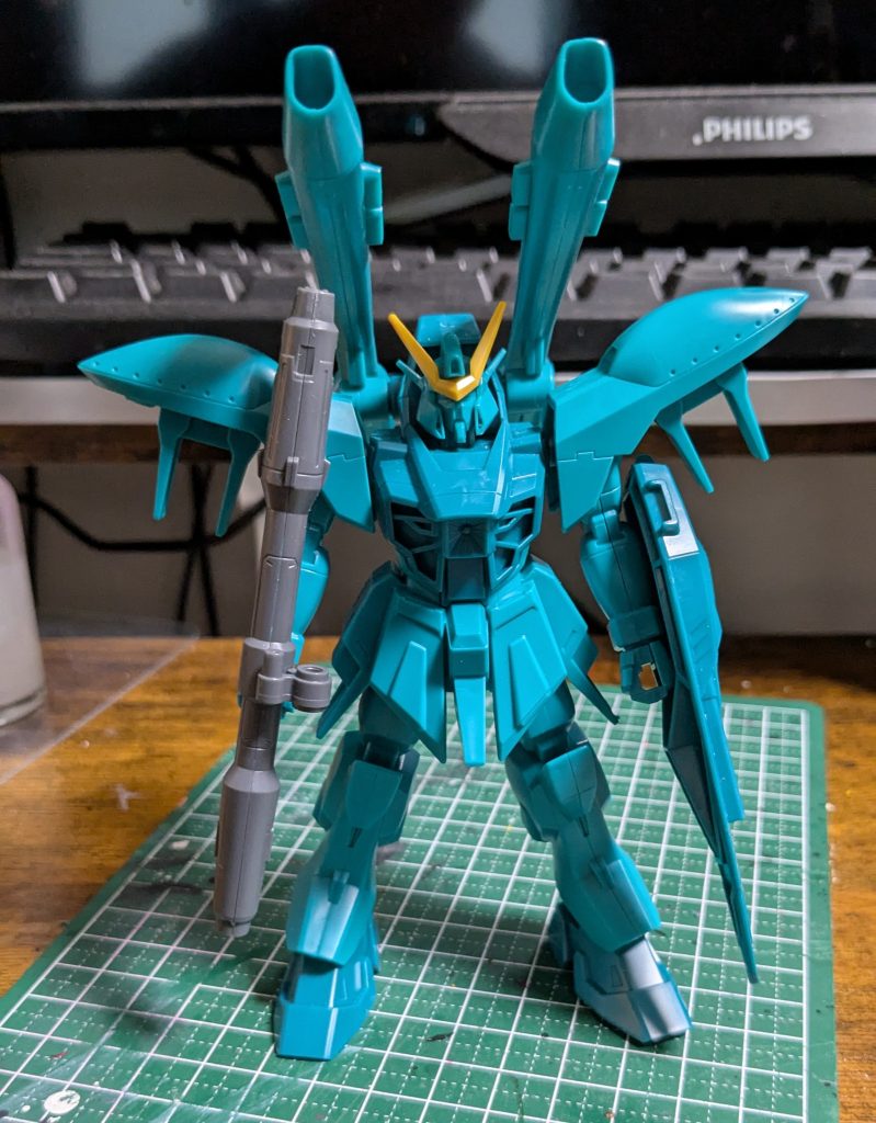 塗装前のすがた。成形色は4色あるのだけれど、黄色ツノだけかい。ほかにもたくさんあるでしょといいたい。あと緑色2色つかってるけれど、あんま色差ないうえにどっちの色も設定色とぜんぜんちがうじゃん。盾がパーツひとつなわりにぺらぺらじゃないのはとても良いです。裏に造形ないけど。あと手持ち武器がちゃんと厚い!すごい!