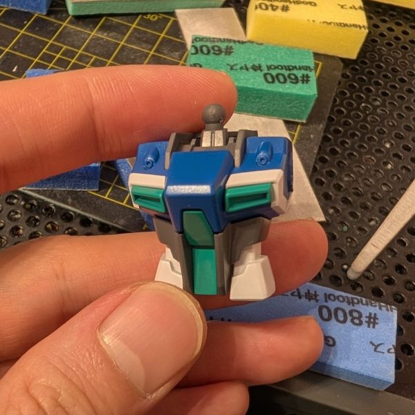 やっと塗装できるタイミングができたので色塗りを。ストライクみたいなオーソドックスガンダムブルーにしようか迷ったけどもちょうどライフリブルーがいい色だったのでそちらをチョイスエメラルドグリーンがビビットすぎたかもしれないそしてストライカーまで塗れなかったからまた後日🙄（1枚目）