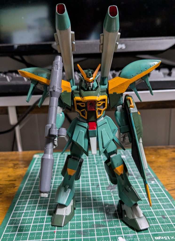 でもって塗装後。薄い方の青緑がちょっと思ってたのと違う色になっちゃったんですが、混ぜた塗料がもったいなかったので塗っちゃいました。HG塗るときには気をつけよう。胸の部分の塗り分けがまあめんどかった。でも奥を黒くしないと締まらないのだよなあ。ちなみにここはHGもめんどいんですけどね。