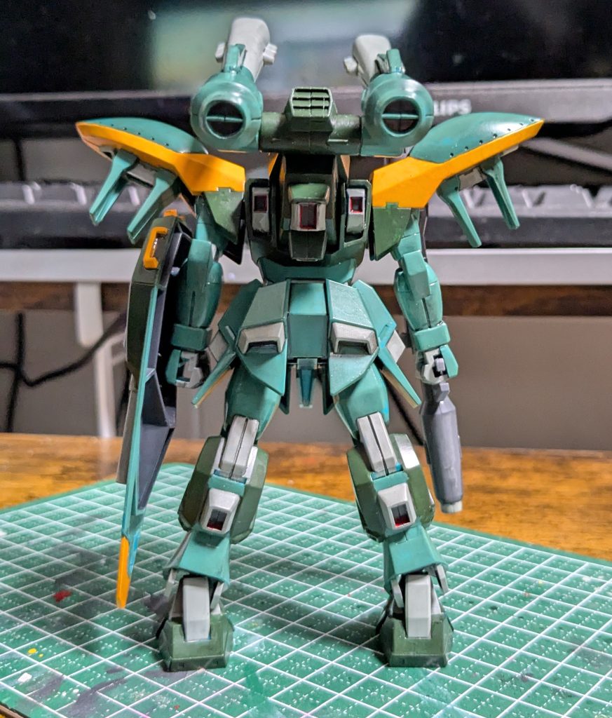 背面。SEEDでよくある内側側面に色が乗って奥が黒いスラスターがいち、に、さん、たくさん。これ嫌い。とはいえこれだけ塗ってると慣れてはきました。