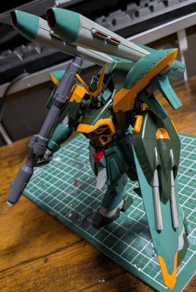 ちゃんと全体的に厚みがあってどっしりしてるし、盾の裏以外の造形には抜けもないしで成形色以外は良キットだとおもいます。ふつーにかっこいい。