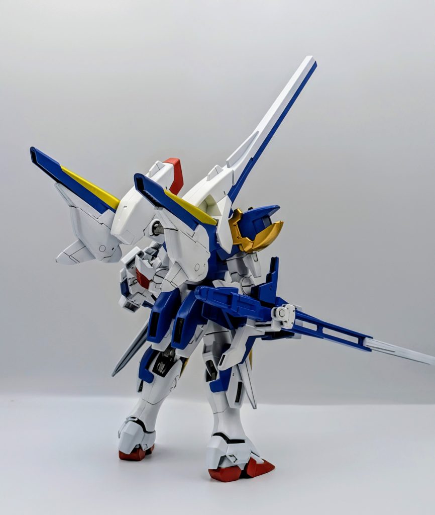 背部ボリュームが凄くて、翼を取り付けると自立てきません。