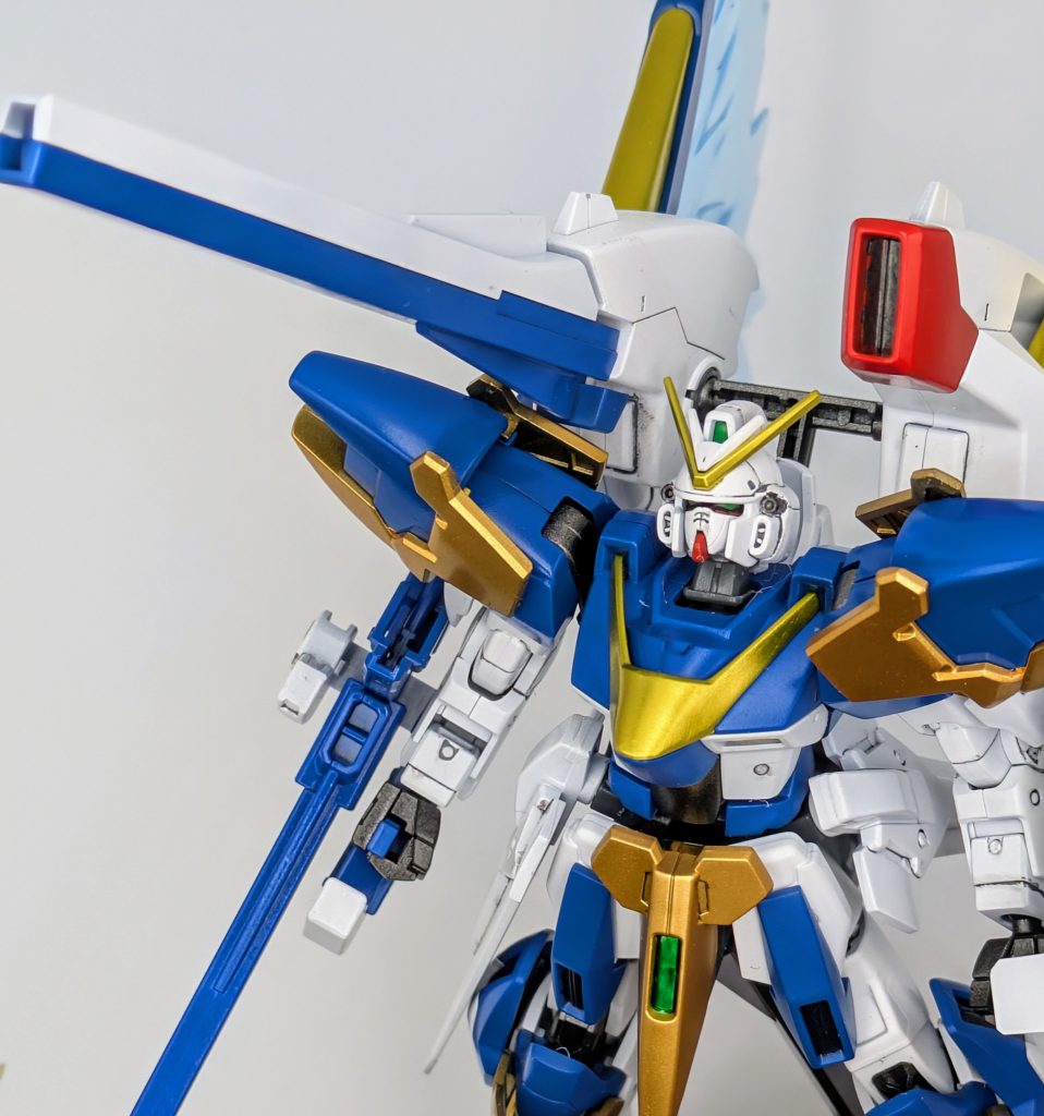 ツインアイは塗ってはあるのですが、頭が小さくヒサシが深いため、このくらい拡大し、光を当てないと目が隠れてしまいます。