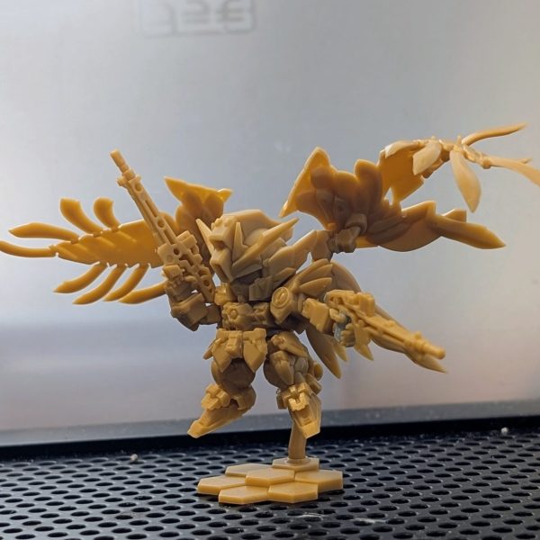 アーティファクトのリハビリにスペリオルディファインのウイングゼロEWをスパロボ64パケージイラストを参考にポーズを変更してみました！イラストだとツインバスターライフルを1丁ずつ構えてるので左手を握り手に改造しました。あとウイングの角度や腕の位置を変えてます😁パッケージのイラストとは微妙に頭身が違うのか完全再現とはいかないけど、雰囲気は出たかな🤔（1枚目）