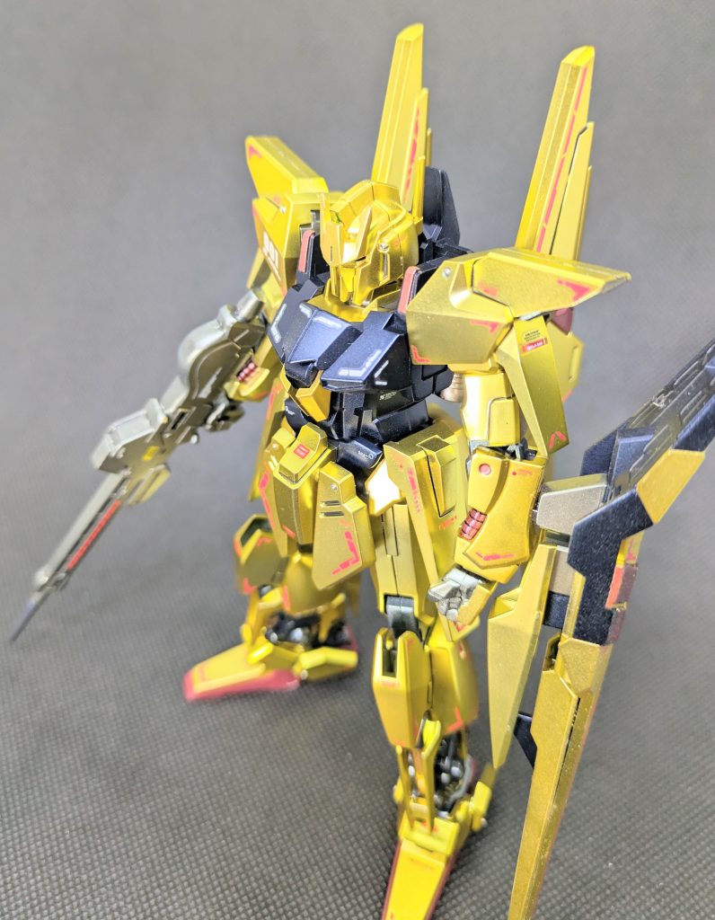 お気に入り俯瞰ショット✨️このキット、付属シールはありますがデカールがないので今回、スジボリ堂さんのロボデカールで自分アレンジで至るところに貼りました✨️どれをどの場所に貼るか考えるのがめちゃ楽しいんです😊デカール貼ってるときが一番集中できるかも😅