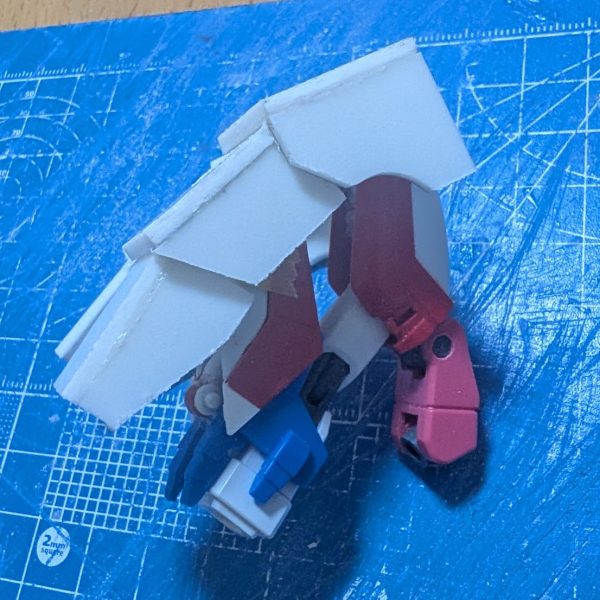 残り20%と思っていた肩アーマーが全然嘘でした（泣）そして変形します（1枚目）