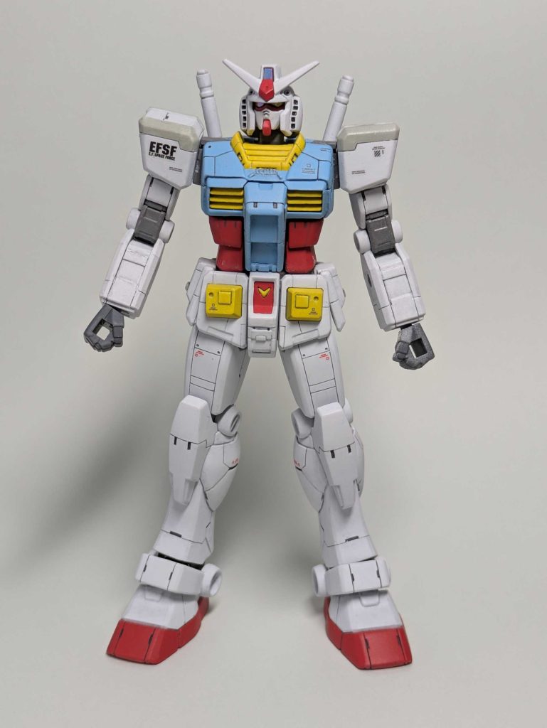 ウェストが少し太くなってがっしりした感はでたか?膝アーマーの下のところ、グレーに塗るつもりが塗り忘れてました。気づいたのがトップコート吹いたあとだったので、ここは諦めて。