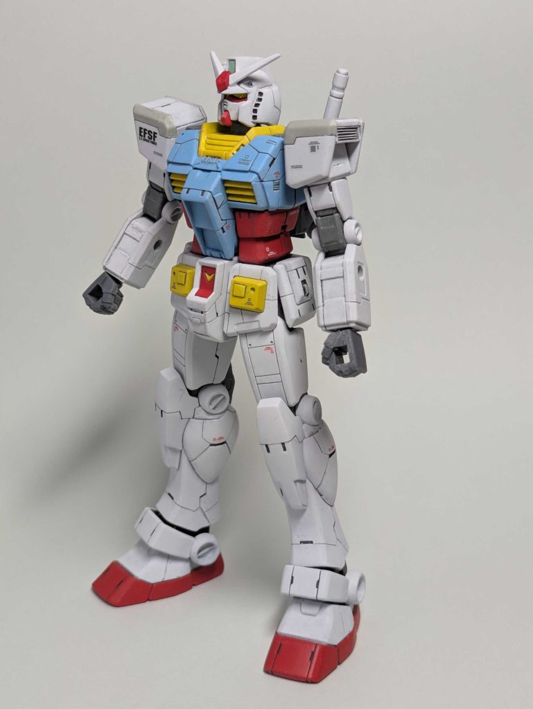 肩アーマーは厚み増しして小型化してます。ウェストはちょっぴり幅増し(ちょっとくびれがきになったので)。シルエットの変更はそれぐらい。胸のフィンは削って薄く加工。ヘリウムコアが直方体すぎると思ったので、やすって角度つけてます。筆塗りですが、まだ下手なので塗膜が厚くなりがちで、スジボリも埋まりがちで苦労しました。練習してうまくならないと。つや消しトップコートを吹くのに失敗して一部白化してます(涙)。心が折れそうでしたが、次回への反省ということで乗り切ってます。