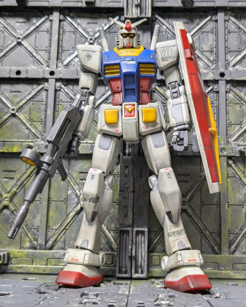 肩、胸部、シールドにちょっとスジボリ。ところどころにランナーを切り出したチップやらプラ板でディティール足し。塗装は足りない部分とかのみの部分塗装。全体をリアルタッチマーカーでウォッシング。ウェザリングマスターで汚して、弱めにドライブラシを入れています。デカールは運よく買えた1/100のものを無理やりどうにかそれっぽく貼ってみたり。マジメに水転写デカール貼るのは初めてだったのですがミリタリー感出てよいですね。ハマりそう。