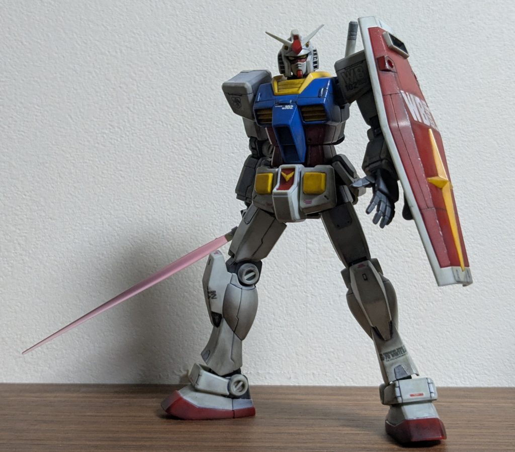 ビームサーベルはいろんなキットのがごちゃ混ぜになってしまってて、これがこのガンダムさんのなのかは不明だけど、まあ良いじゃろ。バズーカ?あれはめんどいので塗ってない。