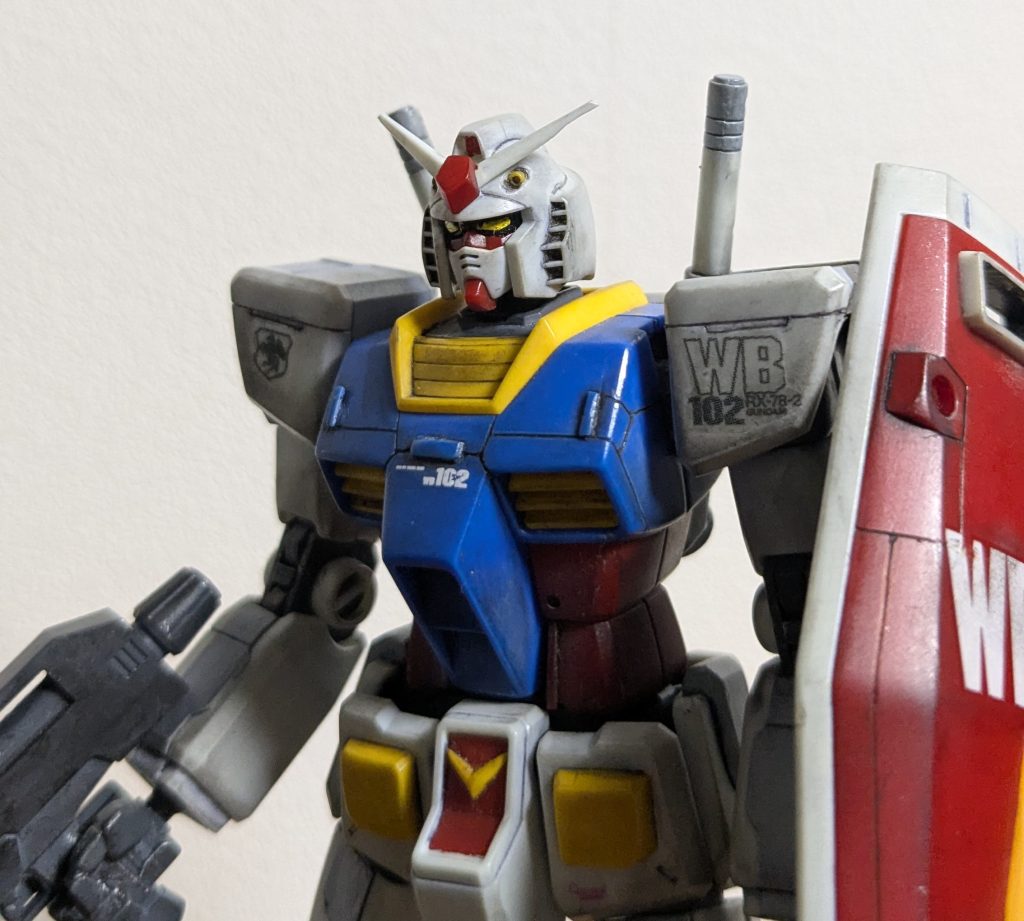 頭部バルカンは黄色のランナーをライターで細くしてピンバイスで穴をあけたやつを差し込んでみたり。腰のV字マークは同じく黄色のランナーのL字部分を削りだして作ったパーツを貼り付けてみたり。確かに黄色は上手く発色させるのむずいけど、それでも普通に塗り分けたほうがまだ楽だよと当時の自分に言いたい。