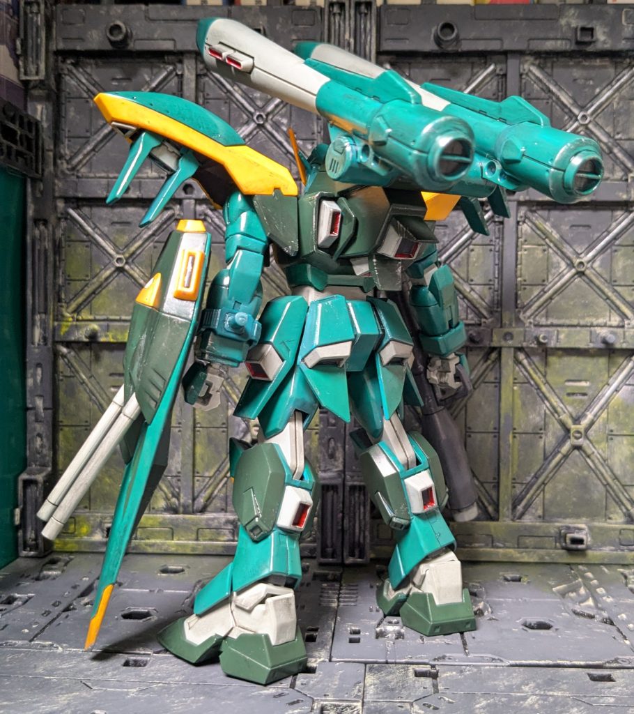 背面。この時期のHGはさすがにコレクションシリーズよりも若干は塗り分け楽になるところもありますが正直誤差だとおもいます。塗り分け必要箇所おおいんよ。特にバーニアの赤がめんどいん。まあでもシールドの先端以外の黄色が成形色に助けられるのはたすかる。後はめ加工とか必要そうな合わせ目消しは放棄してます。