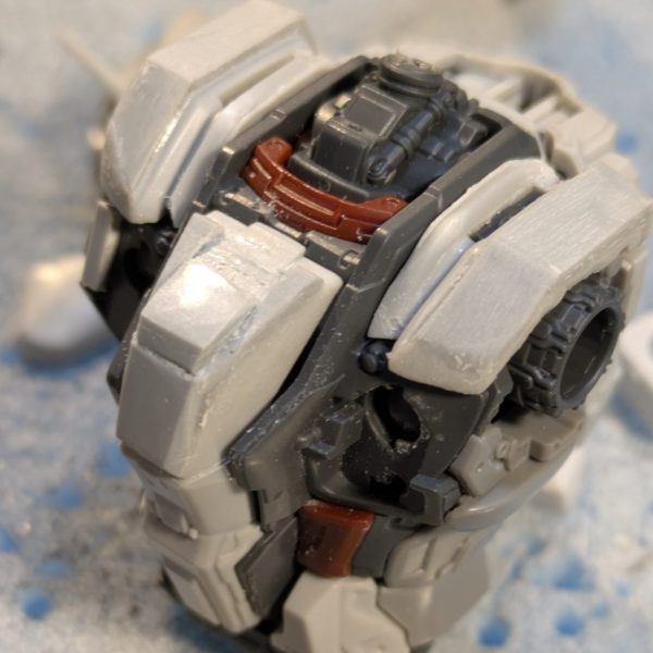 ネトフリガンダムのガンダムEXは全体的に角が丸いデザインです。陸ガンはもっとカクカク四角いデザインなので、丸い角を逆に四角くしていきます。コクピットと肩周りをプラ板貼って角ばらせました(gandam-hand2)