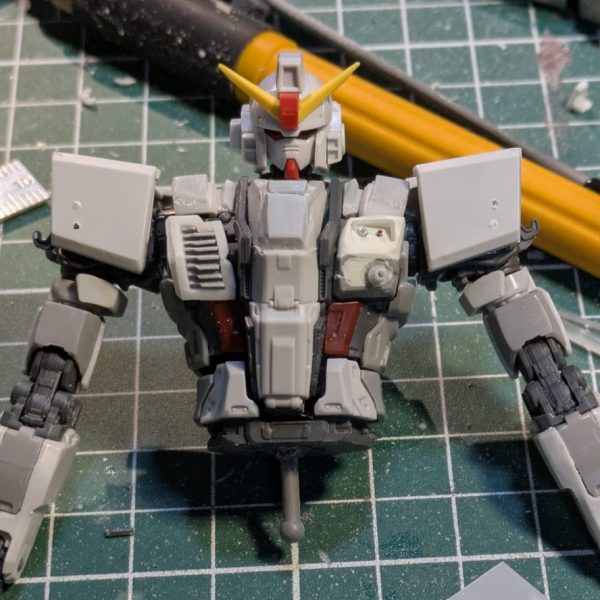 ネトフリガンダムの肩の装甲を変更。陸ガンのキットの肩を切ってちぎって使いました😊だいぶ、ガンダムEXから陸ガンの見た目に近づいてきました。（1枚目）