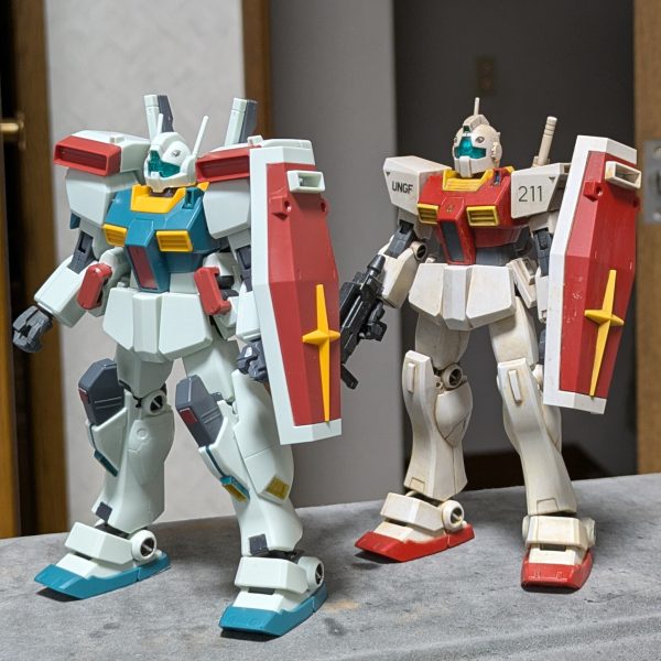 HGUC RGM-86RジムⅢ製作中!!機体組立完了!明日トップコート吹いてからデカールへ。とりあえず先日完成したジムIIと並べてみた😊ジムのⅡからⅢへの進化が凄い。