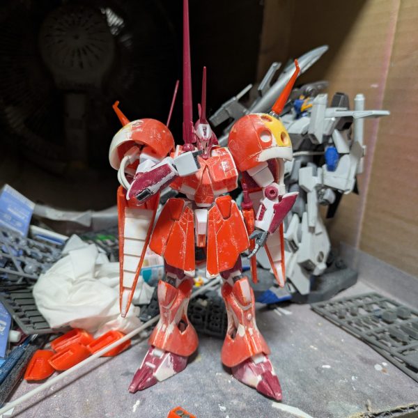 旧キットRジャジャ、一通り完成しました。脛のバーニアは塗装のため外してあります。前回投稿から腕のケーブル追加、2mm径の電源コードを使用しました。脛が太かったので、一度切り離して成形してあります。塗装までもう少しかかると思うので、気長にお待ち下さい。（1枚目）