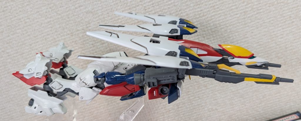 なおここだけの話撮影中、ガンダムフレームの膝関節が緩んで固定出来なくなりました。どうも、塗装の着け過ぎで関節部分ひび割れてしまったみたいです。なので、脚部にもスタンドを使ってます(-_-;)