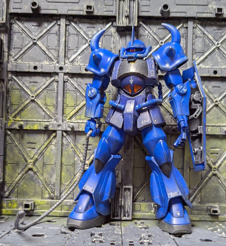 前面。ほぼ素組。フィンガーバルカンを各指ばらばらに稼働するようにしたのと、モノアイをようつべでよく紹介されてるような100均工作したくらいです。モノアイレール狭くする定番改造してもよかったかなあ。指定色より青が濃いめなのは手持ちの塗料の事情。でもこれはこれで悪くはないと個人的には思います。ウェザリングはウェザリングマスターのススとサンド、黒アクリル絵の具のチッピング、クロームシルバーのドライブラシ。重力戦線MSなので、私基準ではつよめに汚してます。