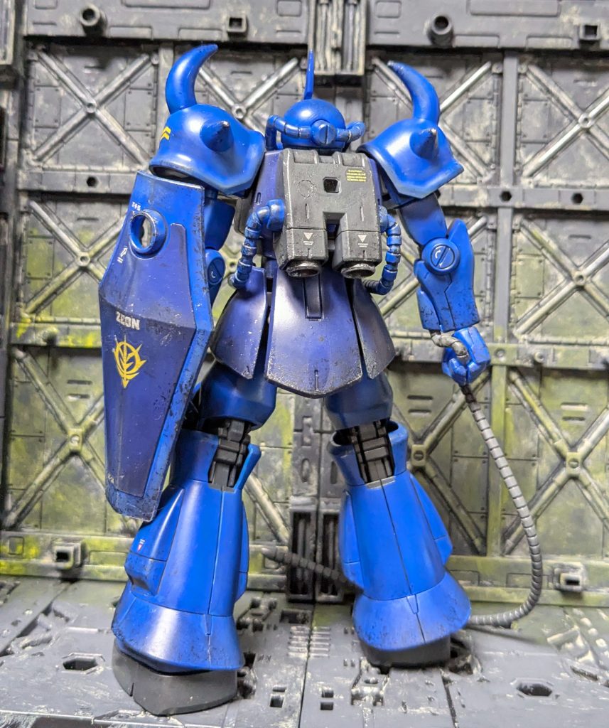 背面。ランドセルにテンプレートでスジボリいれようとしてうまくいかなかった痕がのこってる。デカールはジオン軍用の3,4とか0080のとかからそれっぽいのを。デカール貼りたのしい。無限に時間が溶けます。もっと手軽にいろんなデカール買えればいいのに。軍曹マークを肩に入れちゃったのでラルさんグフではないですね。