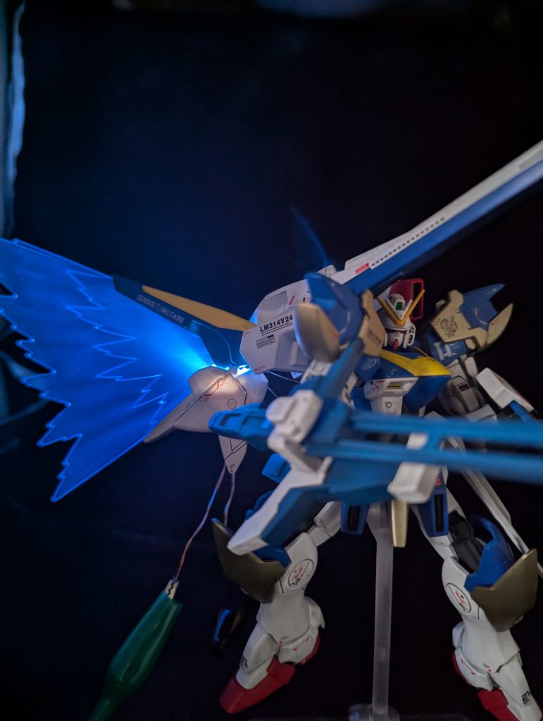 光の翼にLEDを仕込んでみました。が、LEDの定格ぎりぎりの電流流したら片翼のLEDが壊れちゃった。。。ごまかして撮影してます